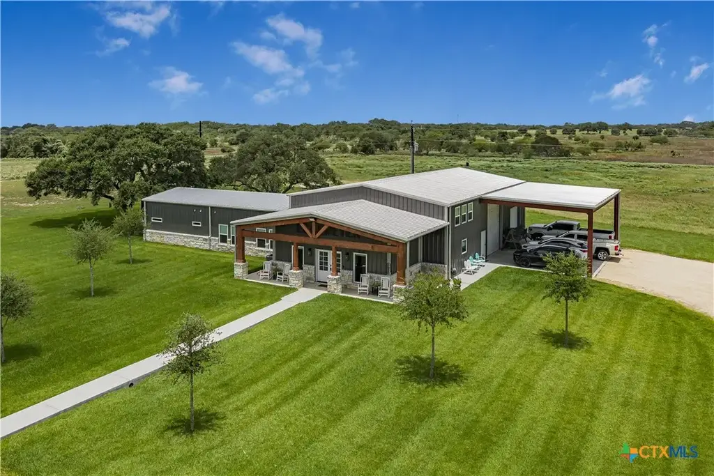 686 Rappold Road, Yoakum