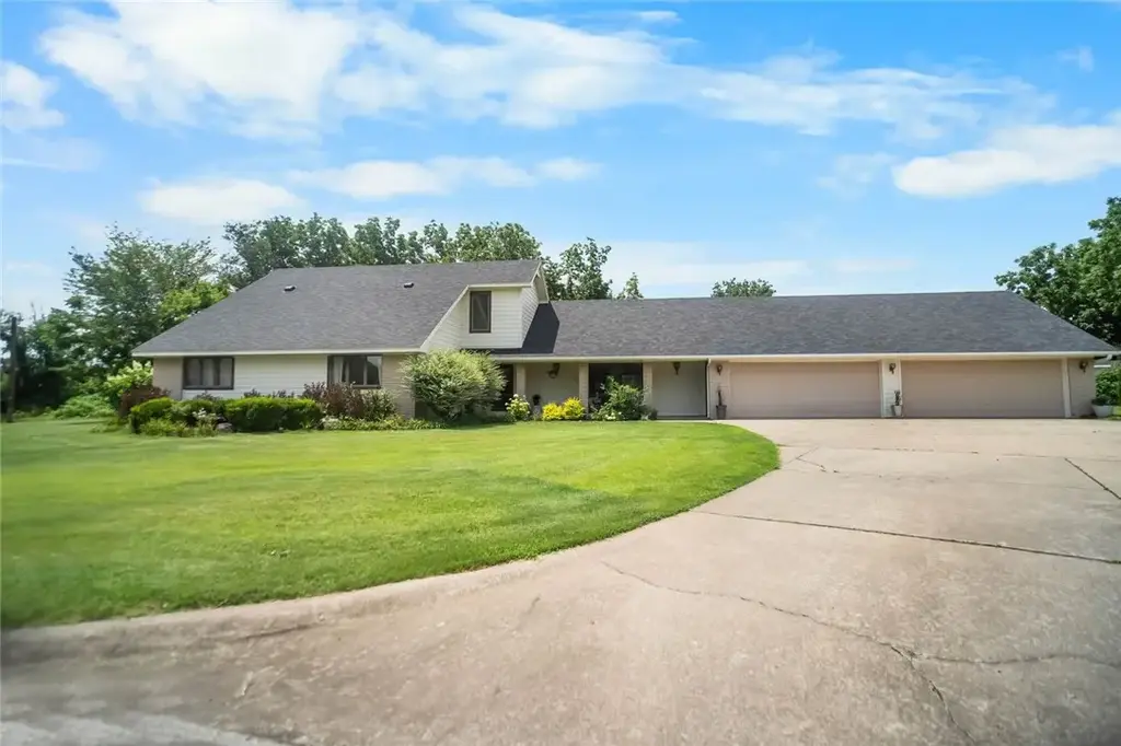 4606 W Centre Court, Rogers