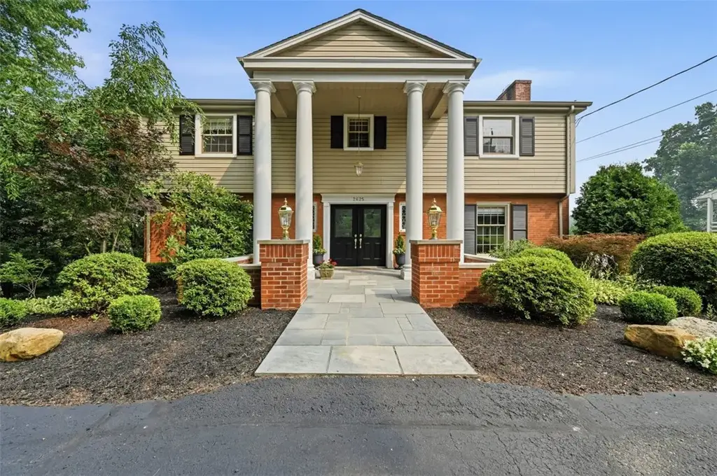 2625 Fairgreen Drive, Upper St Clair