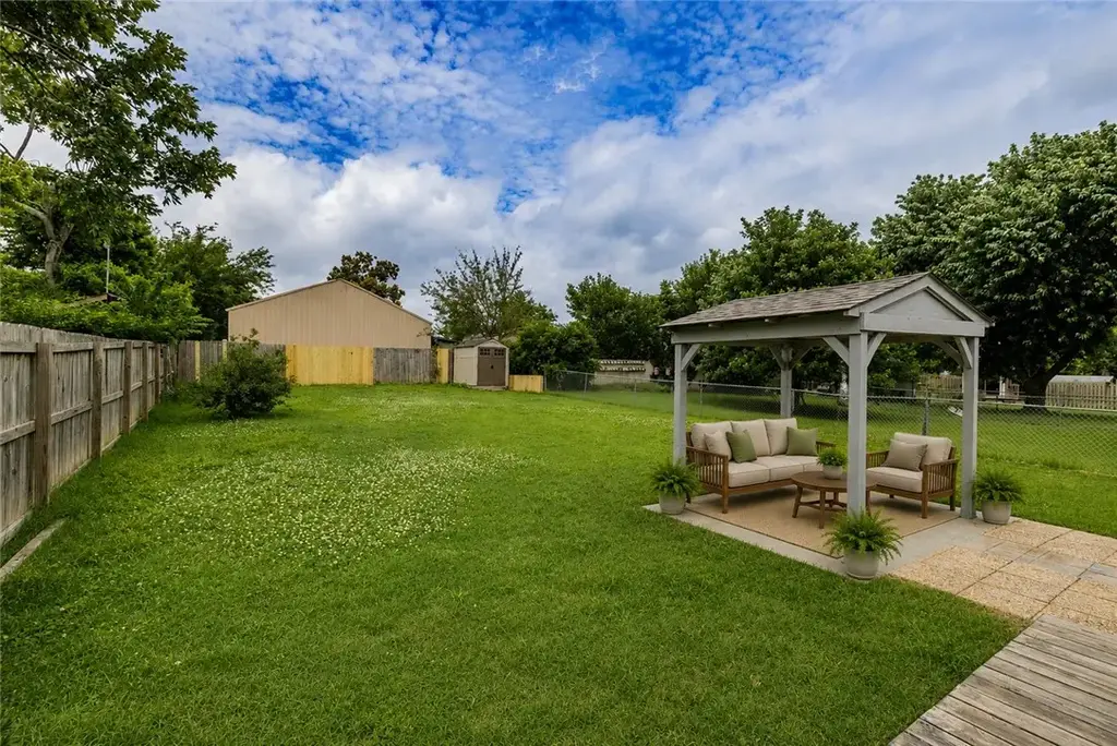 1013 W Linden Street, Rogers