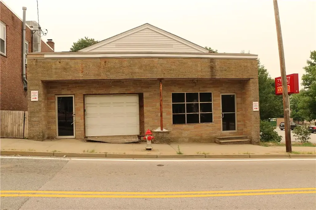 1009 Main St, West Warwick