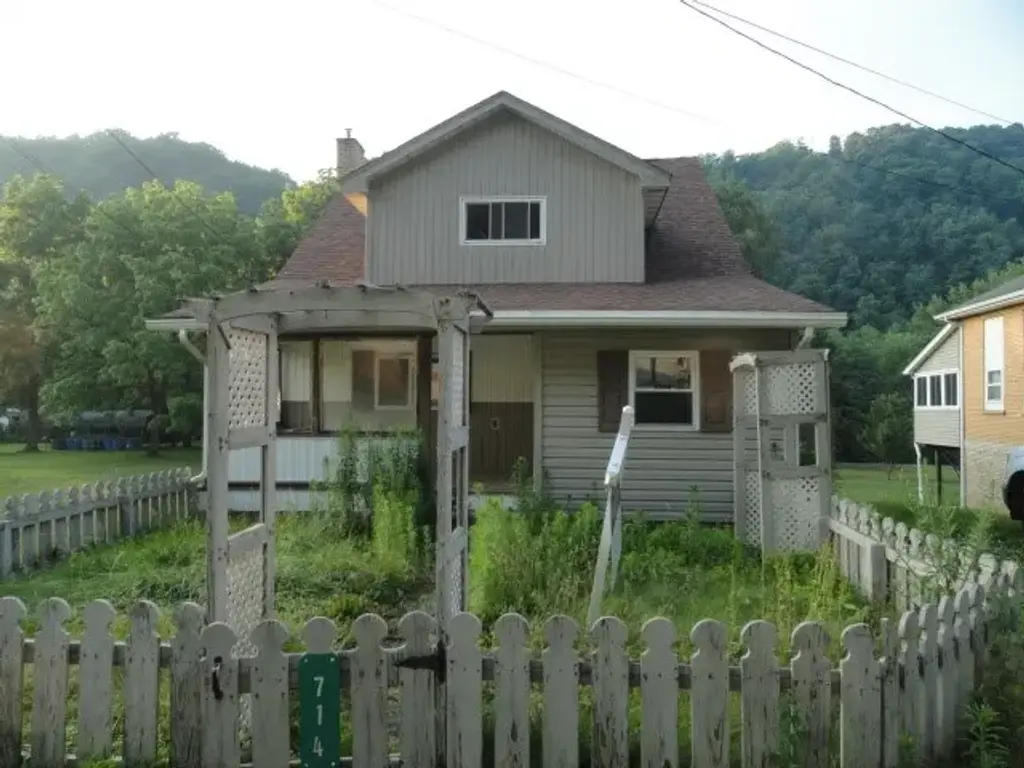 714 Stewartson Road, Pine
