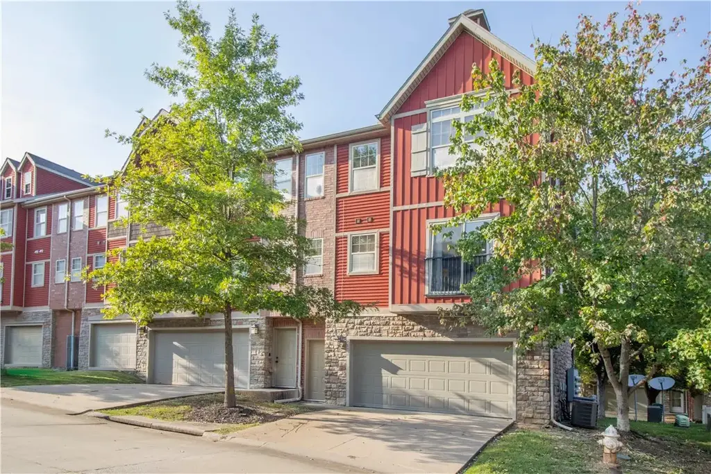 2852 W Hillshire Drive, Fayetteville