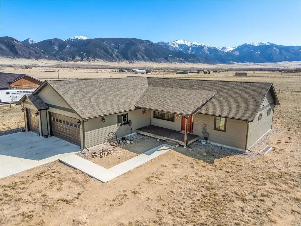 9 Fraker Loop, Whitehall