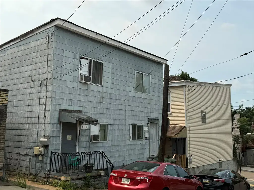 1117 & 1117 1/2 Hall Street , Marshall Shadeland