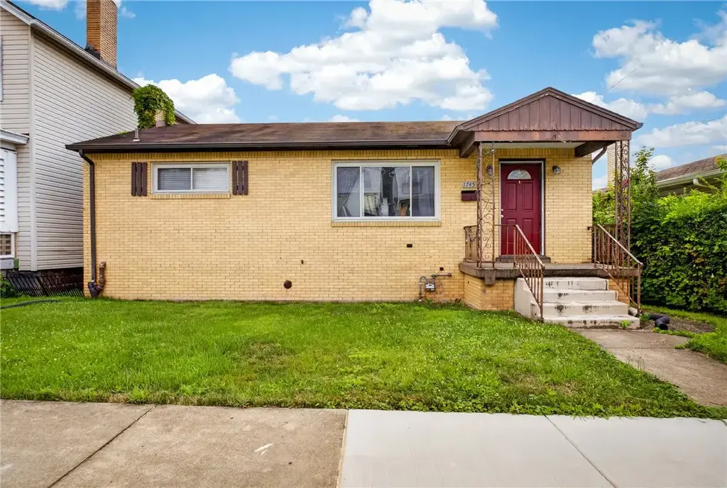 1745 Moffat Street , Banksville/Westwood