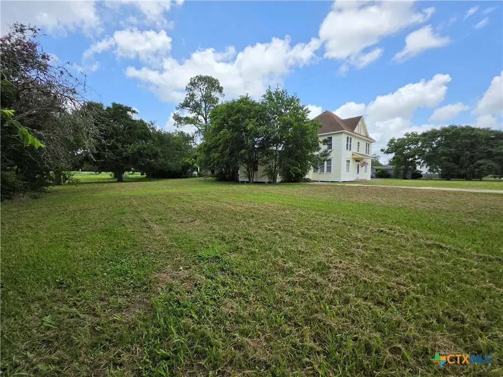 602 W Live Oak Street, Edna