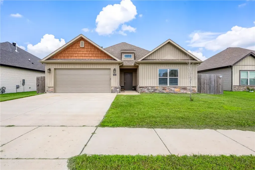 1020 Pebble Pass, Centerton