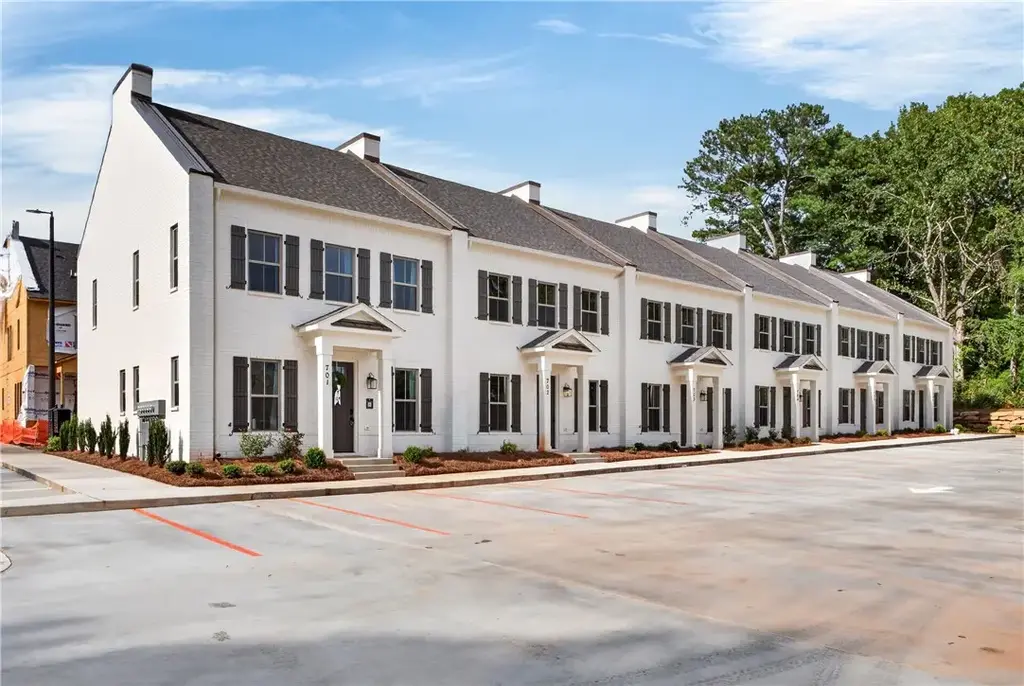 1027 E Glenn Ave 504, Auburn