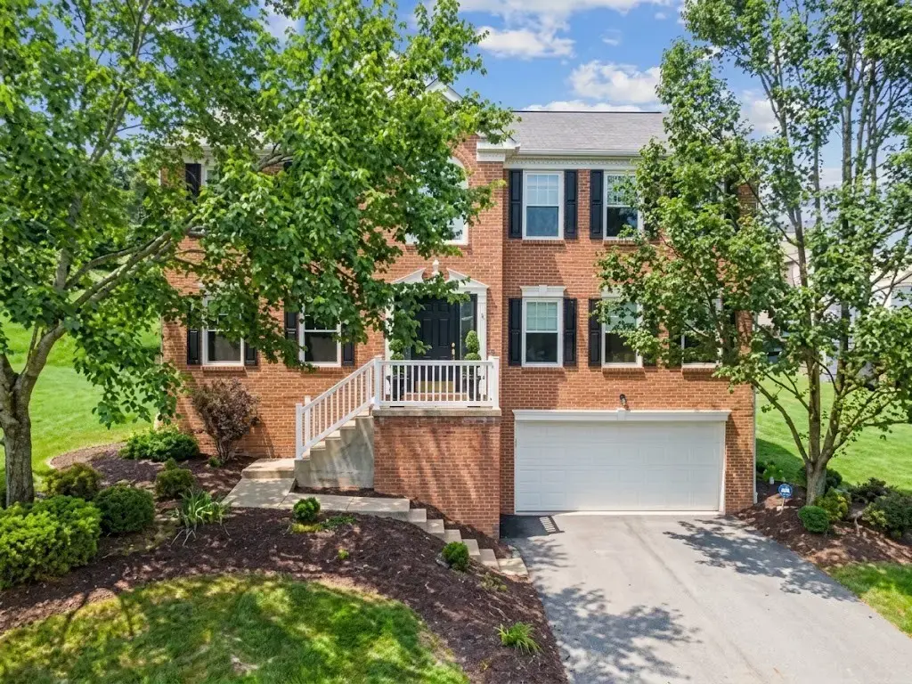 302 Davinci Court , Rostraver