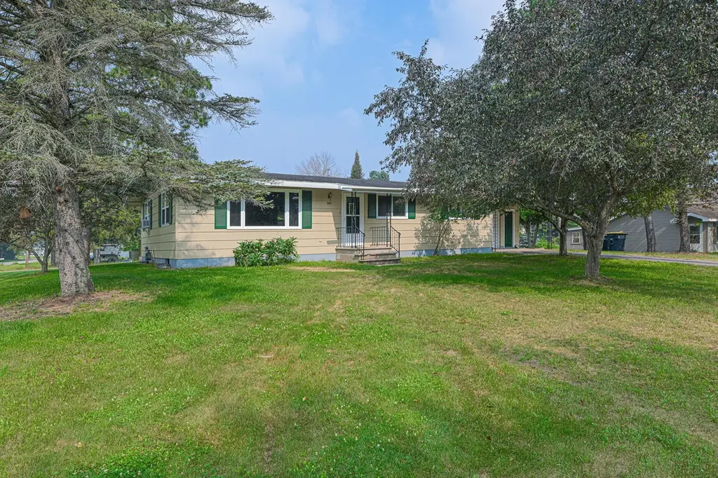 320 2nd St S, Eagle River