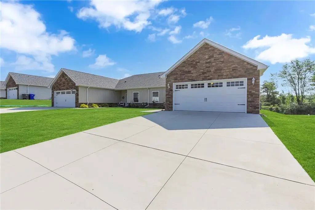 320 Cherokee Drive, Chippewa