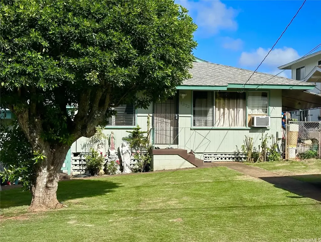 1372 Akalani Loop, Kailua