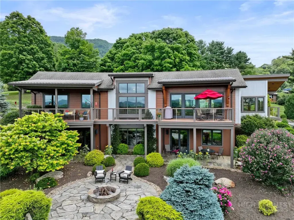 179 Adams Road, Vilas