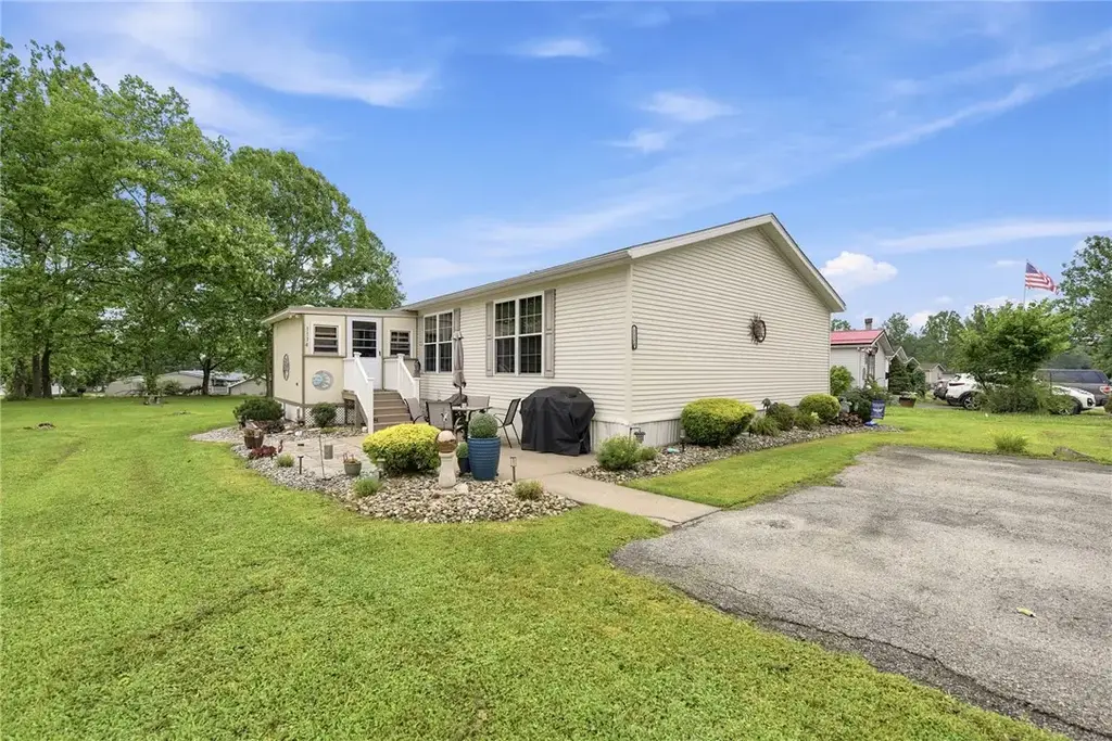 1134 Atlantis Drive , Rostraver