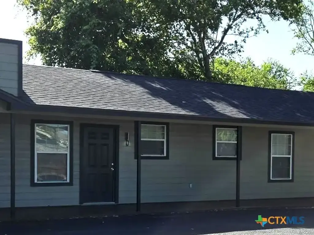 1037 W Court Street Main, Seguin