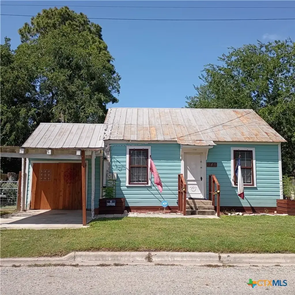 606 E Newman, Cuero