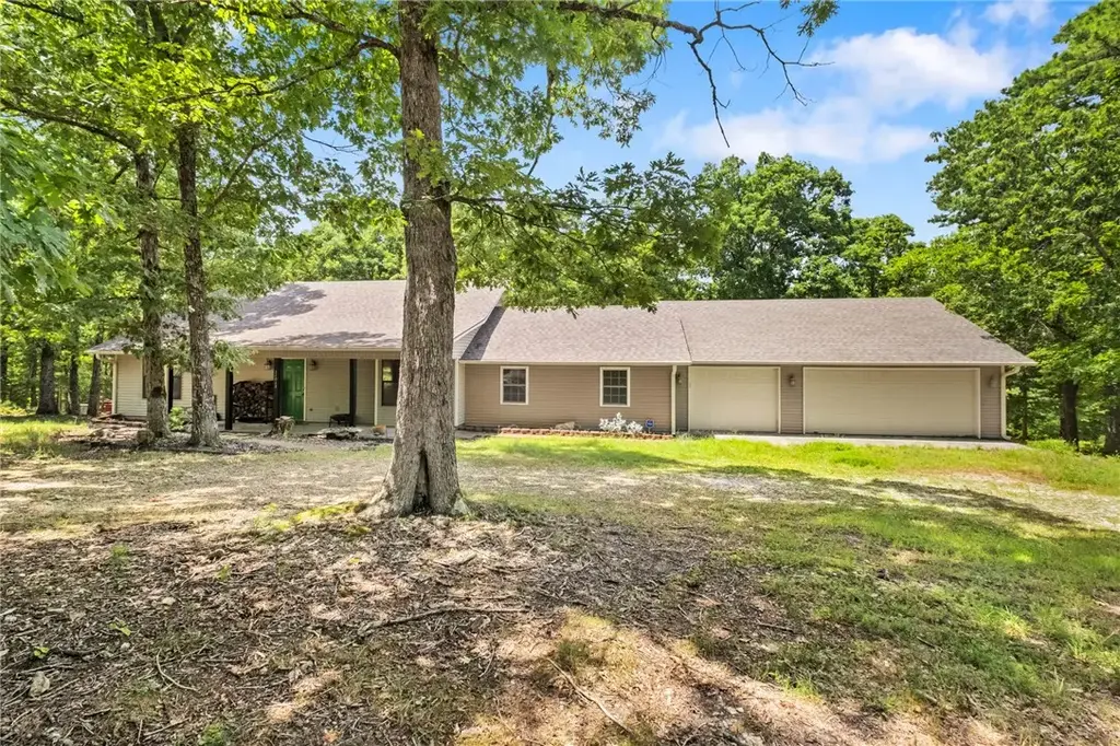 11013 Lakeside Drive, Rogers