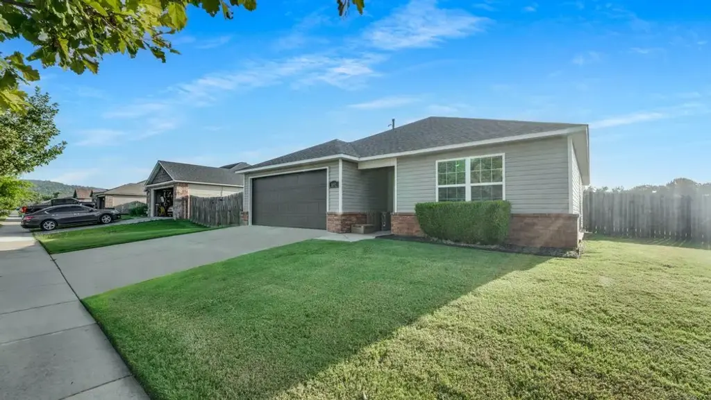 1091 S Spritz Drive, Fayetteville