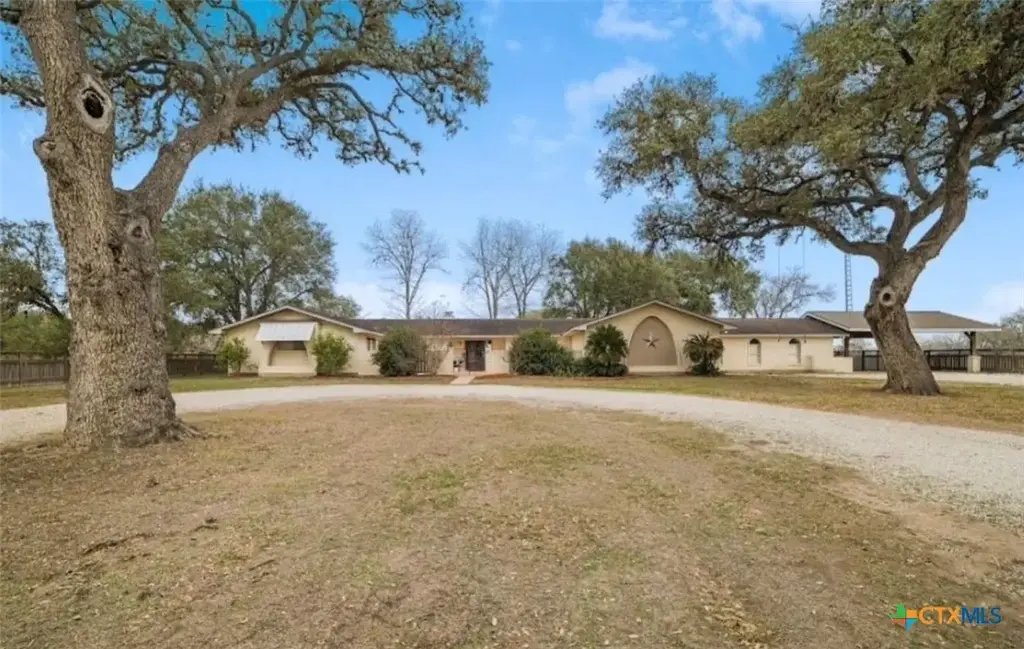 404 Glen Oaks Ln, Cuero