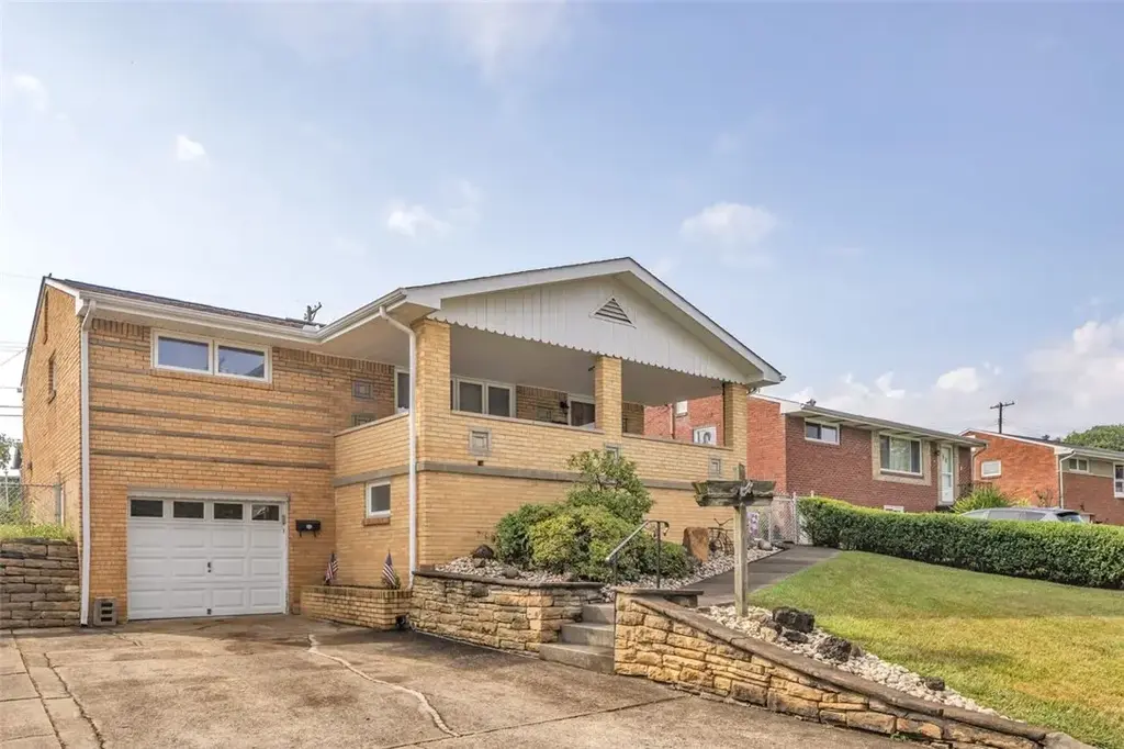 218 Skyport Road , West Mifflin