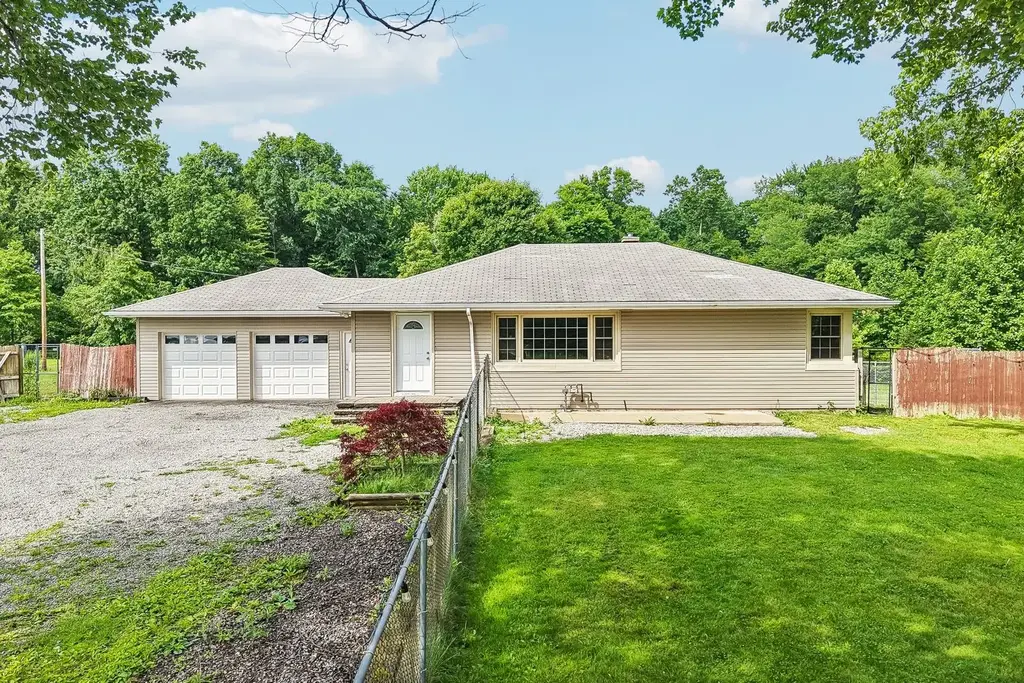 1593 Mercer Grove City Road, Findley