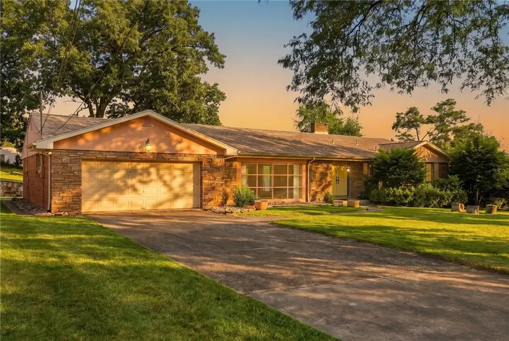 2411 James Street, White Oak