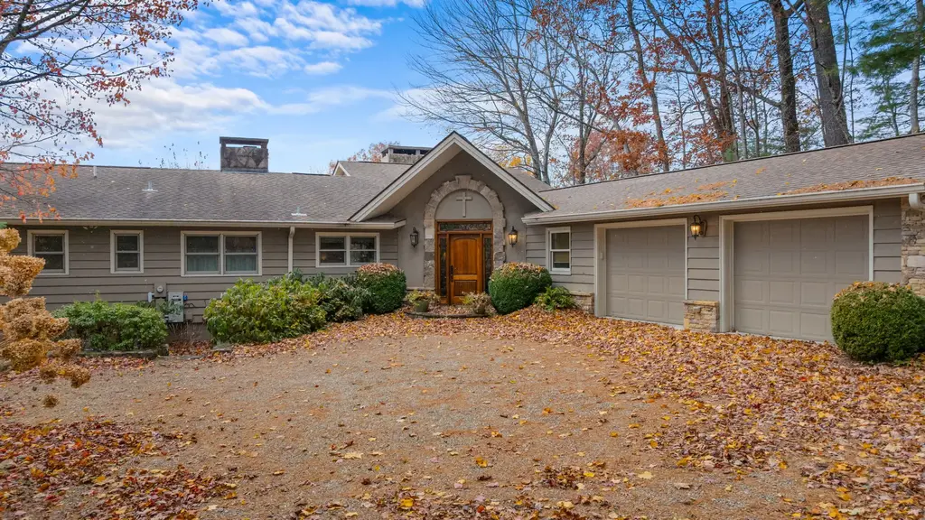 444 Old Orchard Road, Highlands