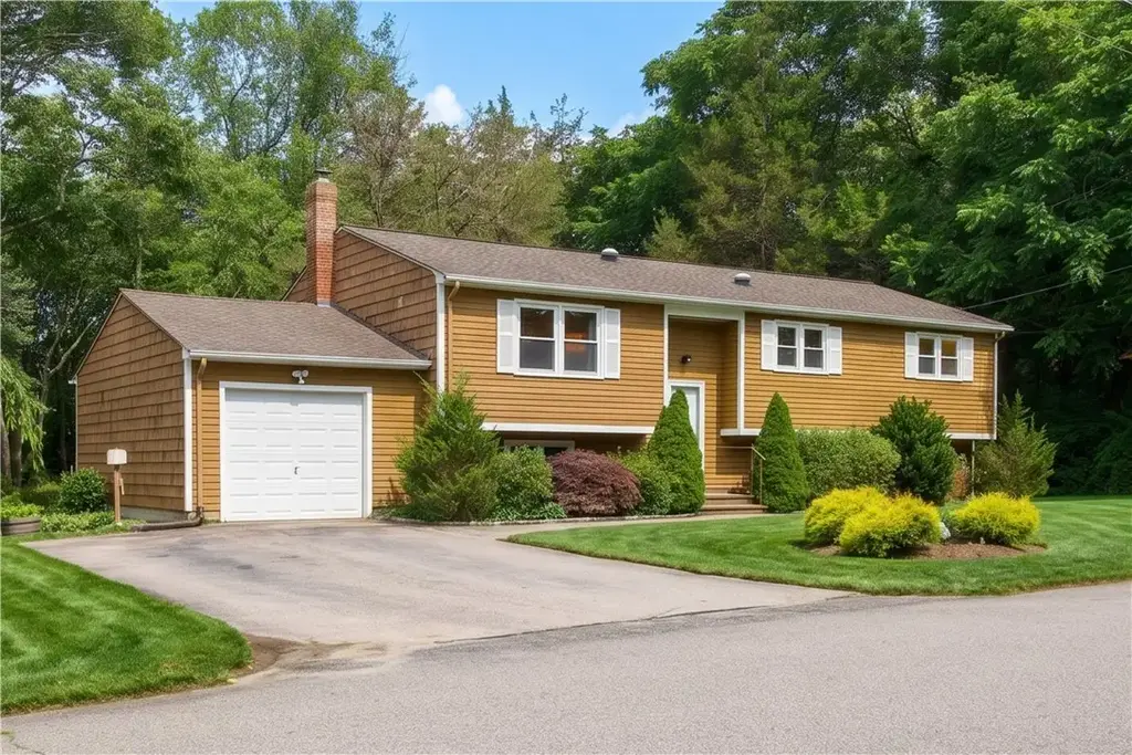 102 Windward Walk, North Kingstown