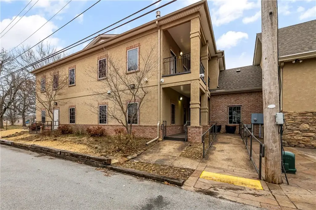 409 W Poplar Street 208, Rogers