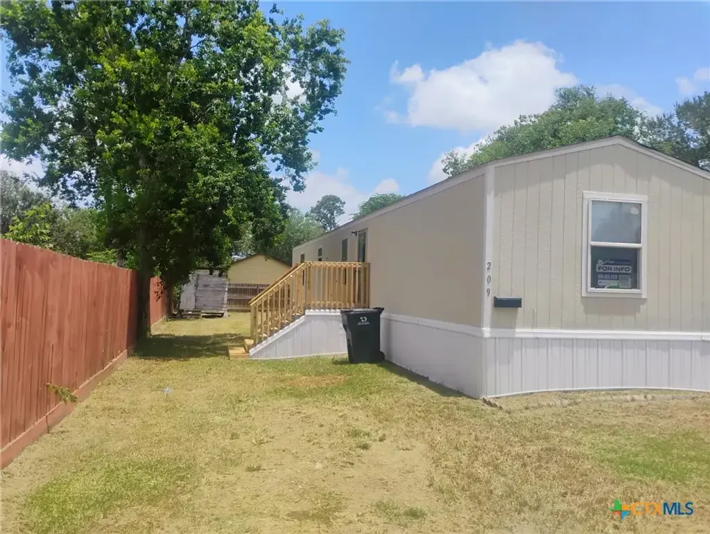 209 Olive, El Campo
