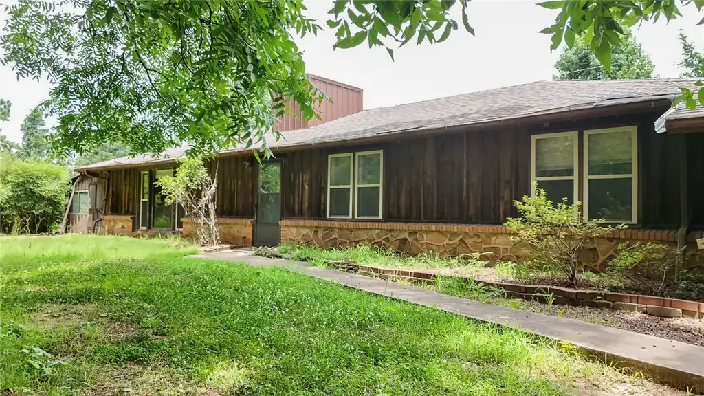 1060 Wheeler Bend Road, Russellville