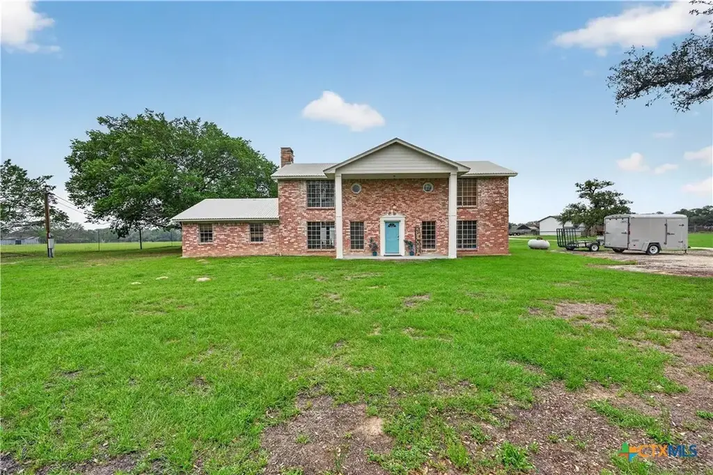 6072 County Road 122, Hallettsville