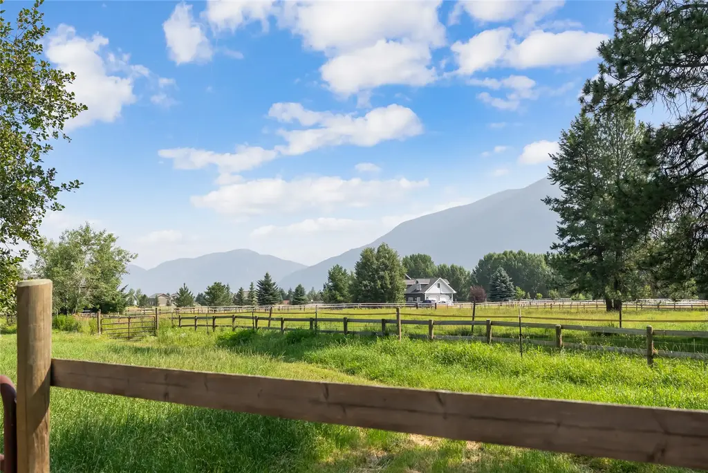 183 Middle View Trail S, Columbia Falls