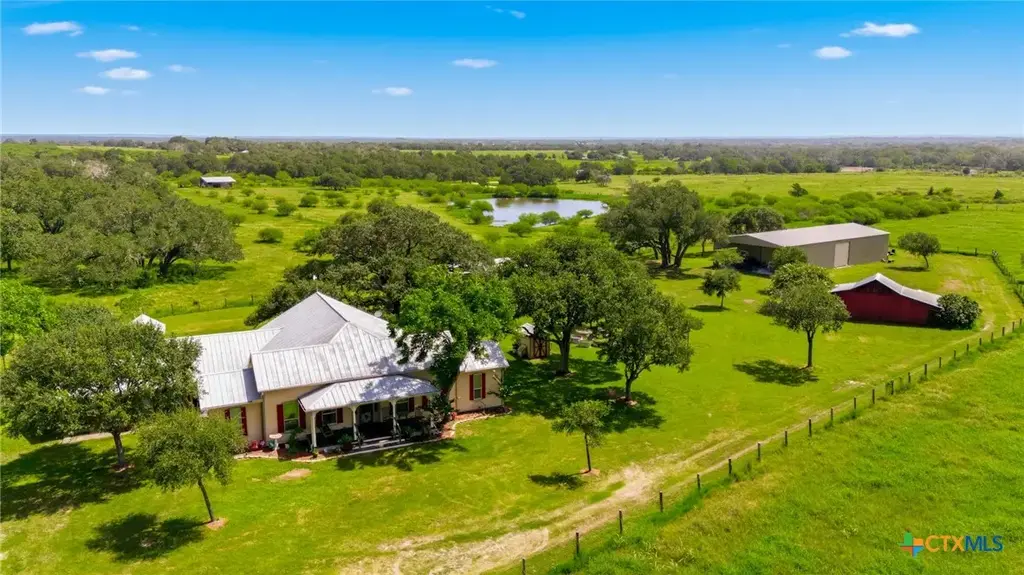 3298 Cr 132, Hallettsville