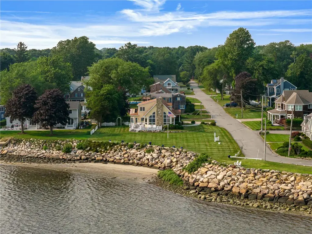 139 Hemlock Ave, Warwick