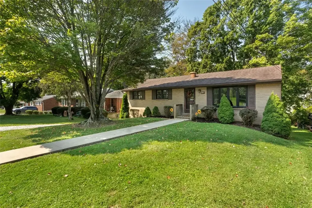 538 Newport Drive , Hempfield