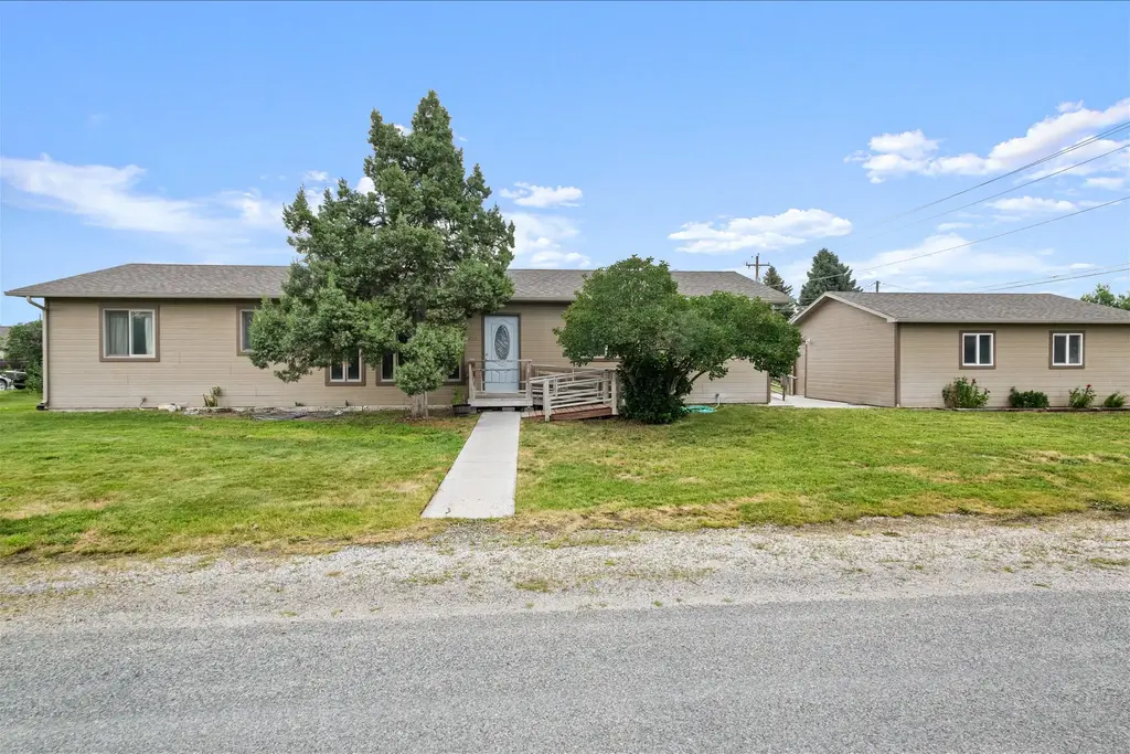 400 N Oak Street, Townsend