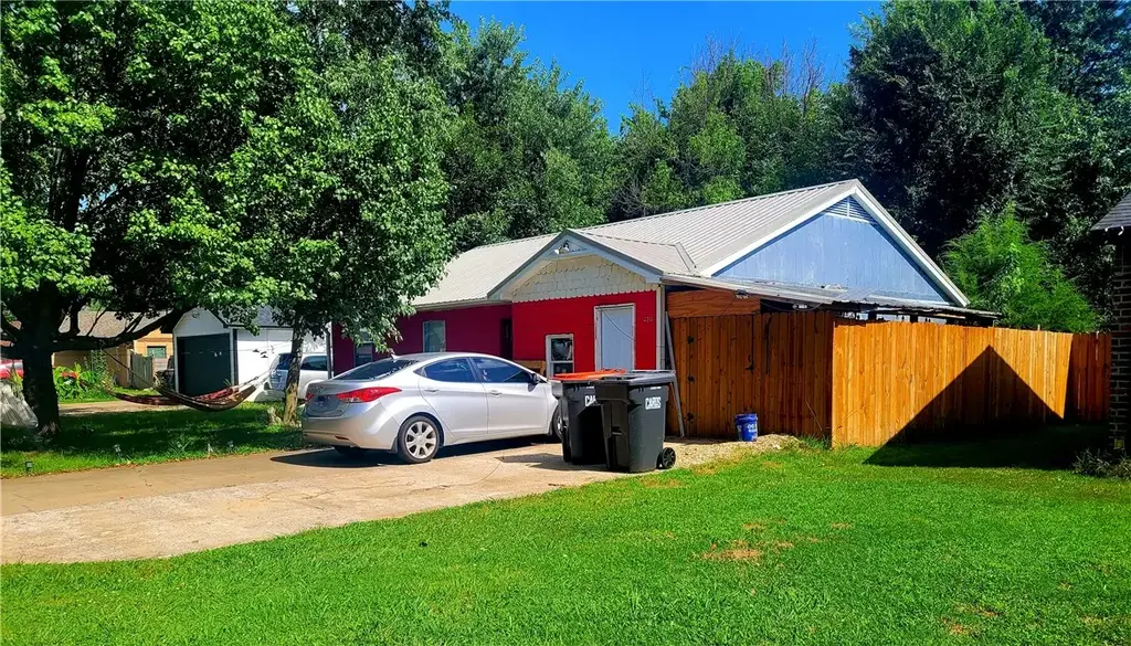 470 Village Lane, Springdale