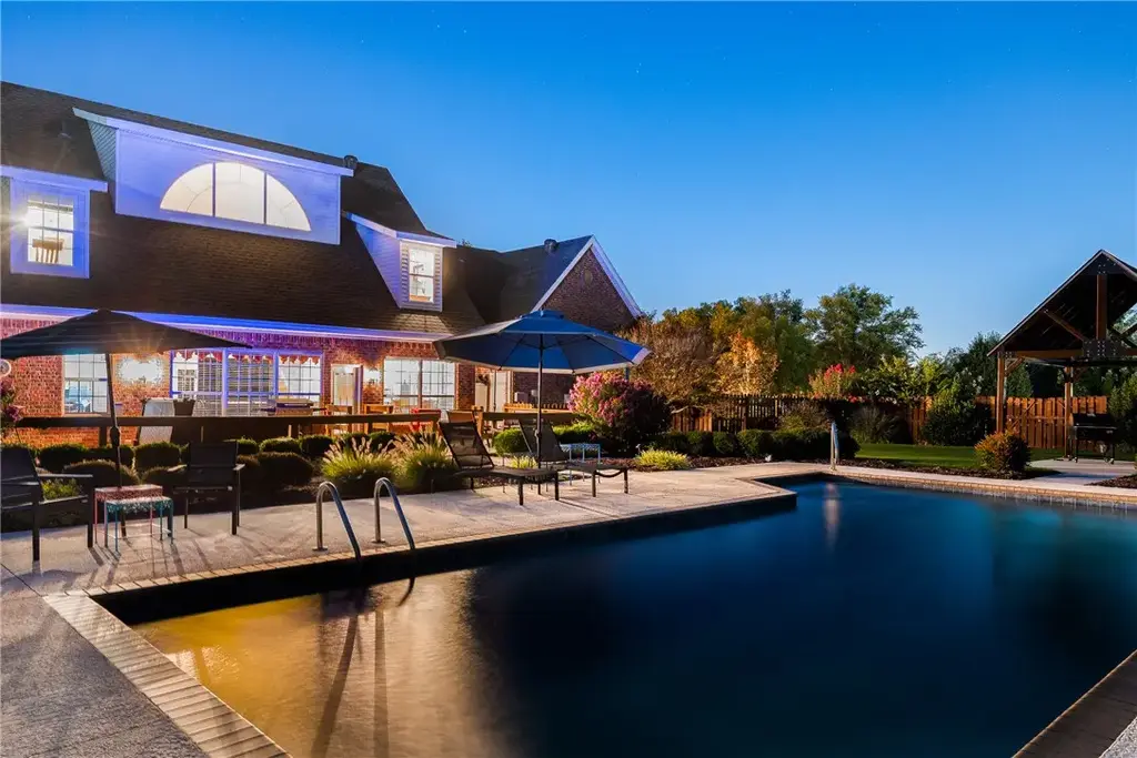 334 Scarlett Boulevard, Elm Springs