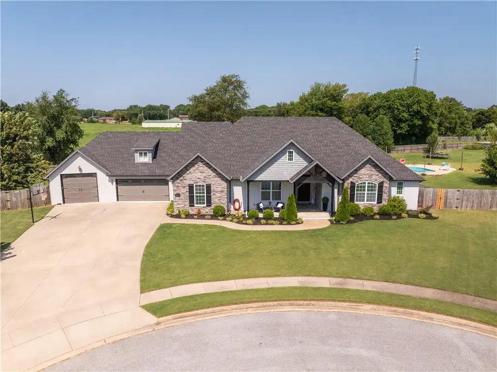 509 Waterfalls Court, Farmington