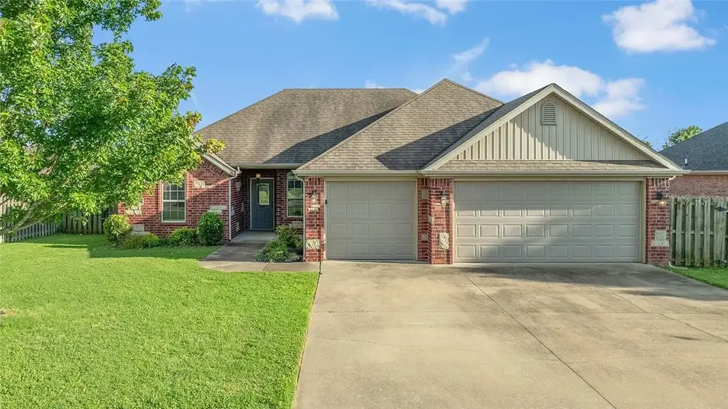 410 Torino Place, Centerton