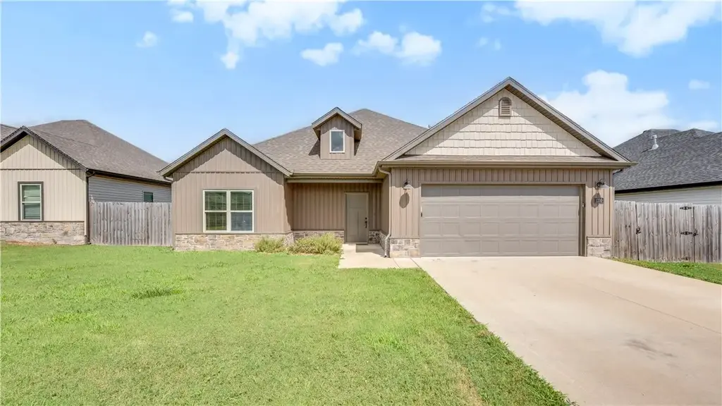 1230 Mt Hood Drive, Centerton