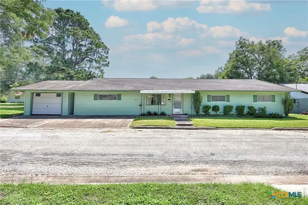 604 N Market Street, Hallettsville