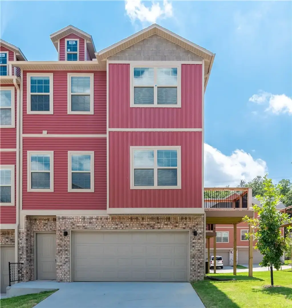 2819 W Auburn Avenue, Fayetteville