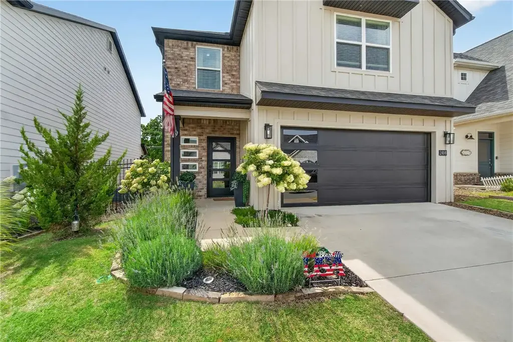 2404 Sw Poppy Street, Bentonville