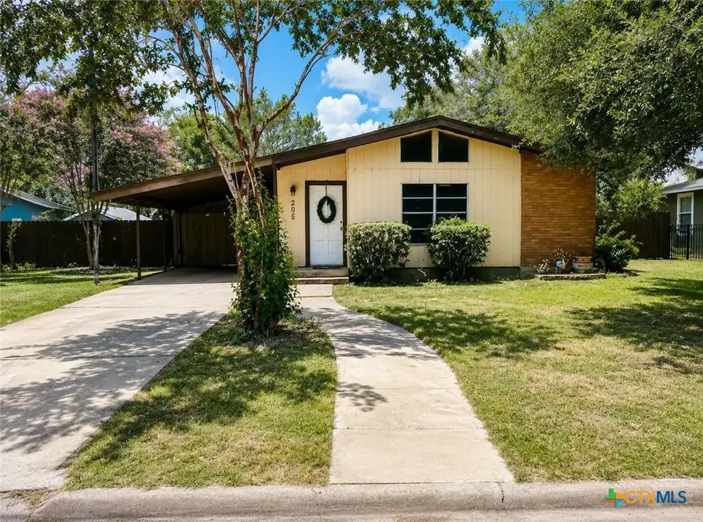 206 Bohman Street, Cuero