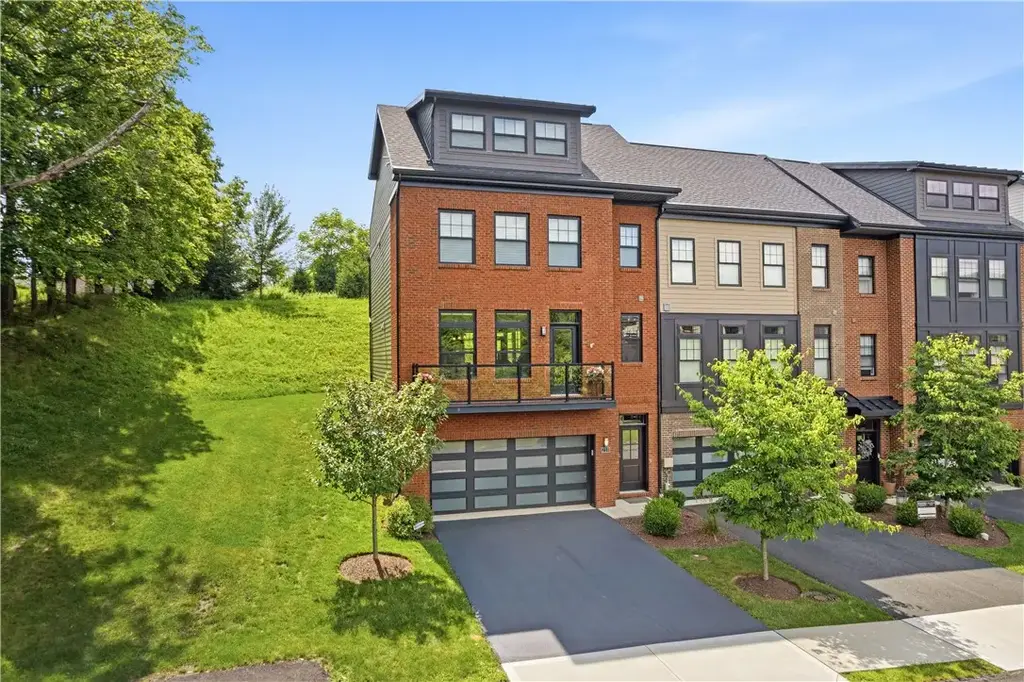 210 Kousa Lane, Peters