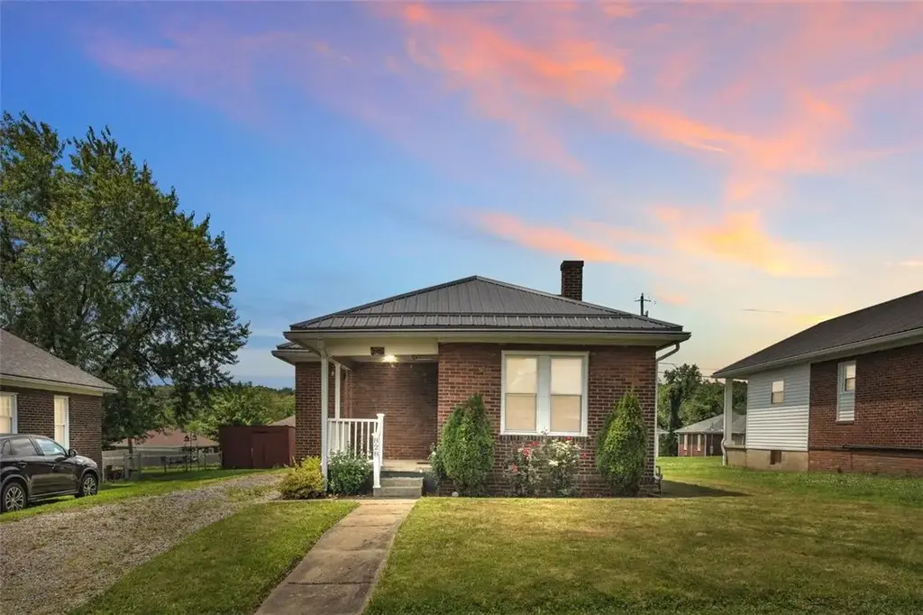 828 John Street , Smith