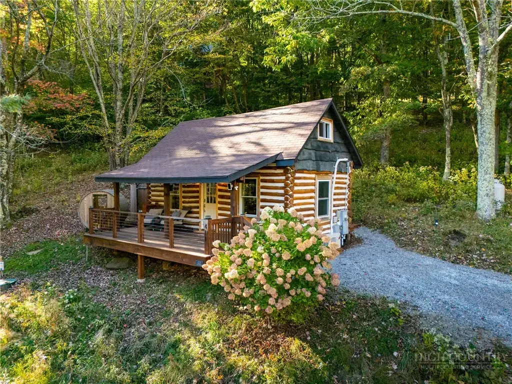 411 Apple Valley Road, Zionville